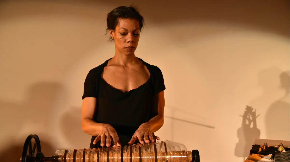 Афиша трансляции Перформанс о звуковых вибрациях в человеческом теле