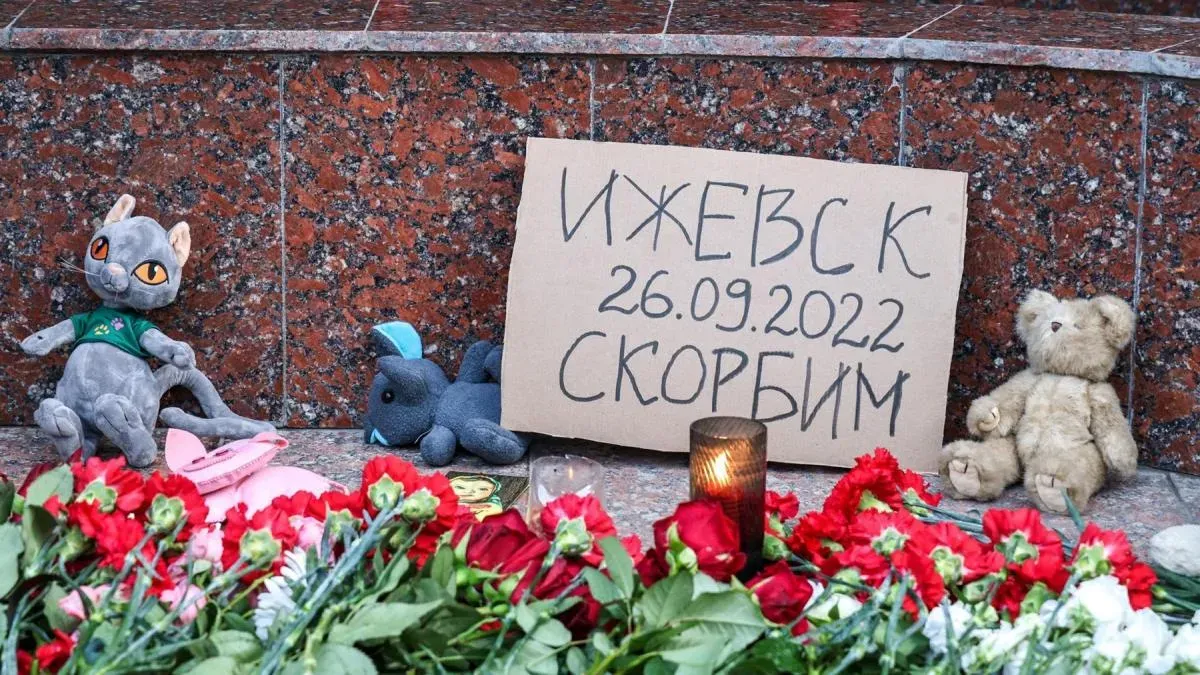 Афиша трансляции Москвичи приносят цветы в память о погибших в Ижевске