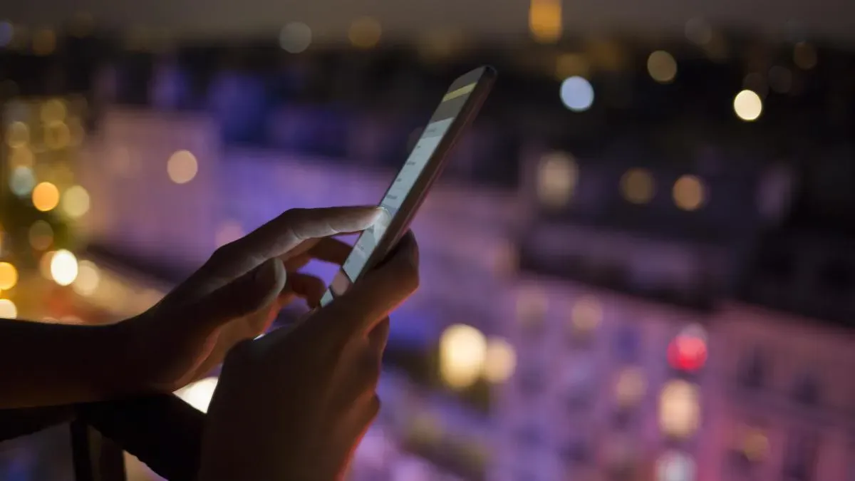 Афиша трансляции Философский спектакль-диалог с виртуальной подругой Siri