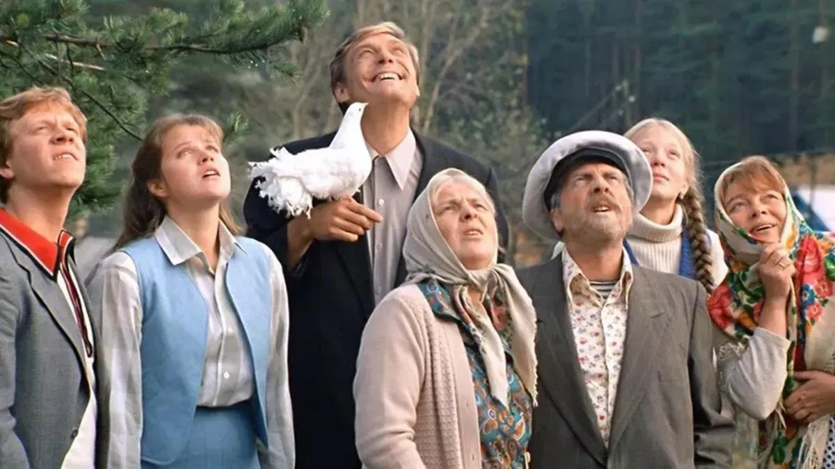 Афиша трансляции Открытие мемориальной доски автору пьесы "Любовь и голуби"