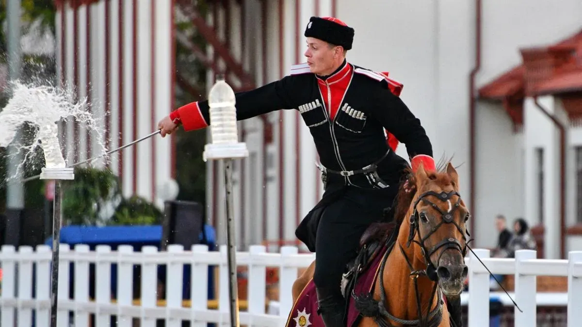 Афиша трансляции Шоу Кремлевской школы верховой езды в Конном театре на ВДНХ