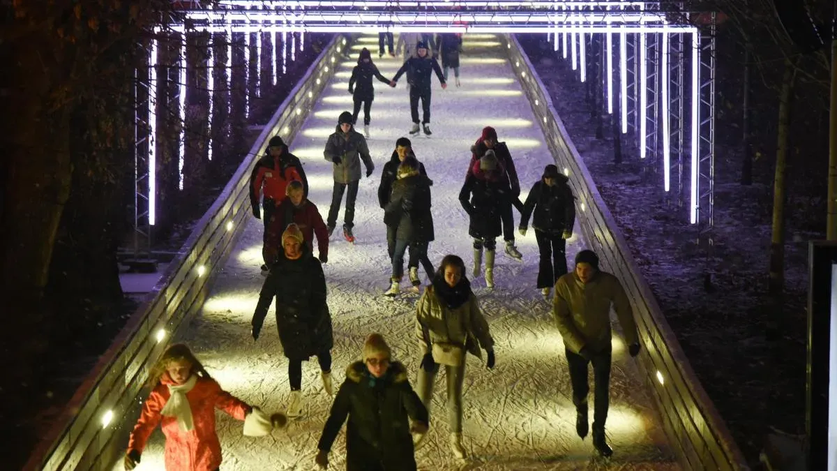 Афиша трансляции "Ночь на катке" в Парке Горького