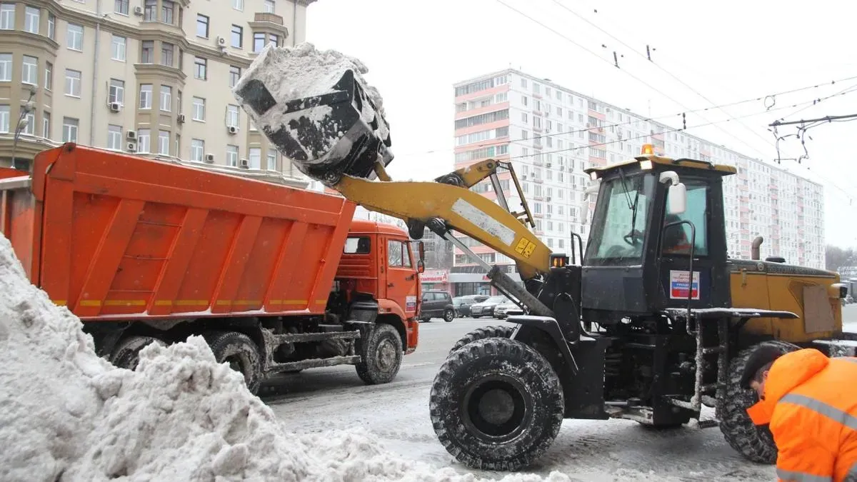 Афиша трансляции Сотрудники городских служб устраняют последствия снегопада