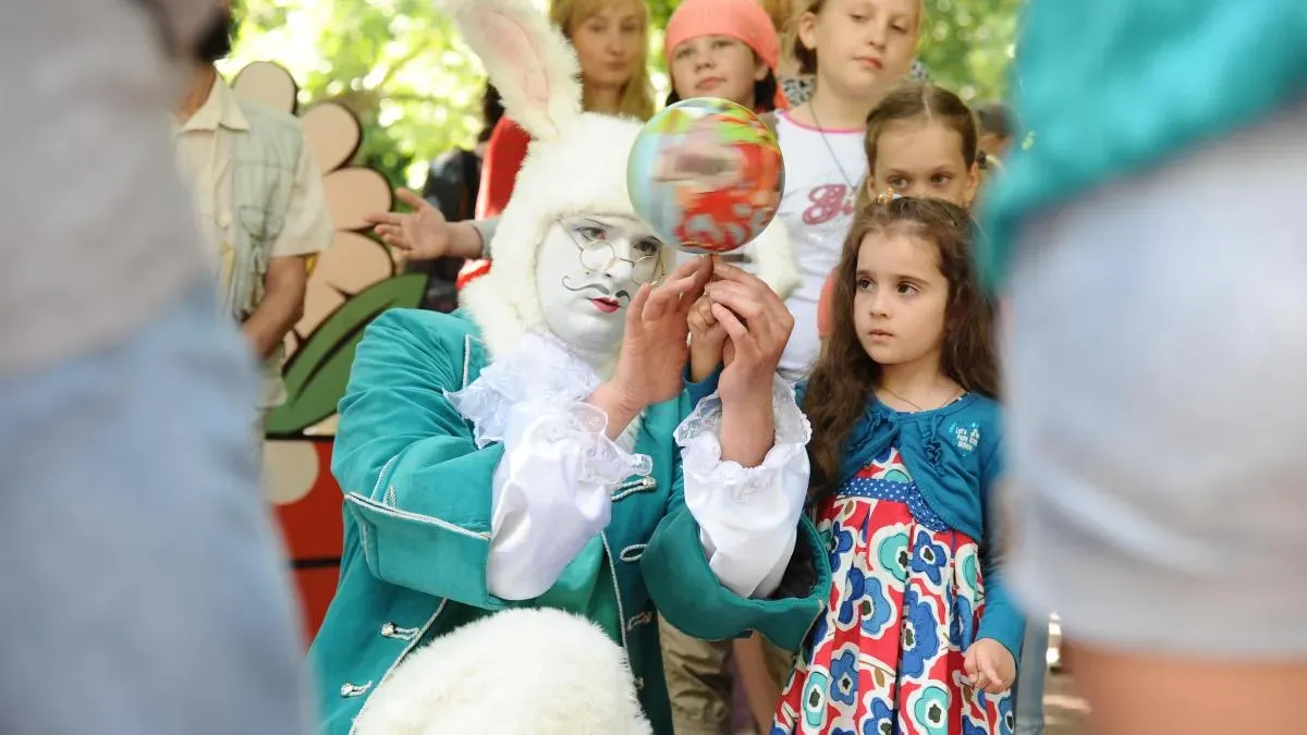 Афиша трансляции День защиты детей с питоном, клоунами и фокусами