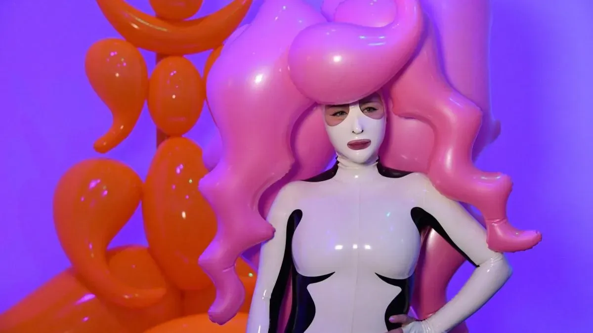 Афиша трансляции Перформанс художницы Саши Фроловой в "Зарядье"