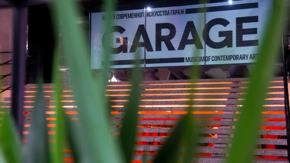 Афиша трансляции Экскурсия по новым выставкам в "Гараже"