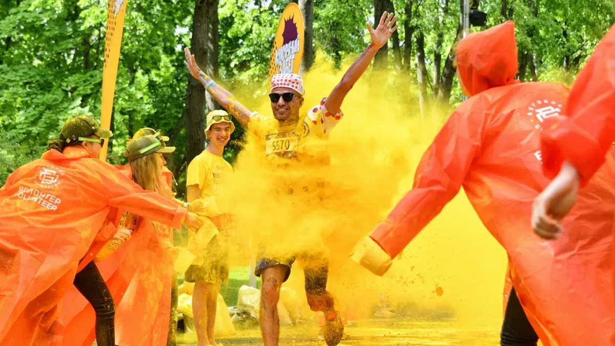 Афиша трансляции Ежегодный "Красочный забег" в "Лужниках"