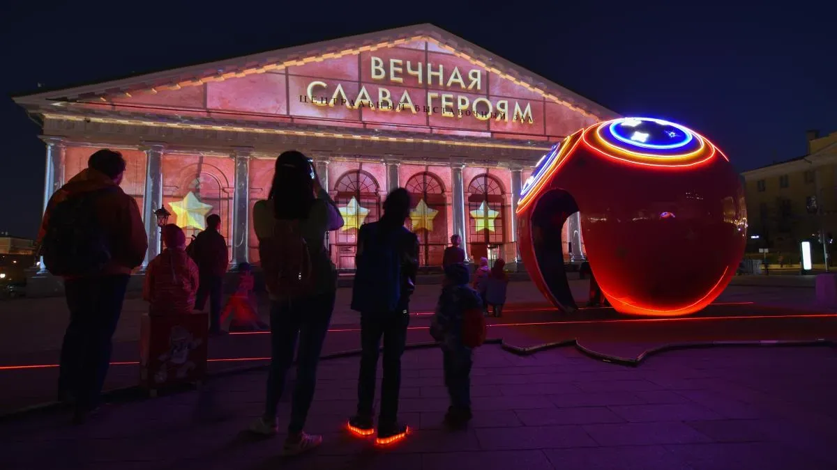 Афиша трансляции Световые фильмы о городах-героях на фасаде "Манежа"