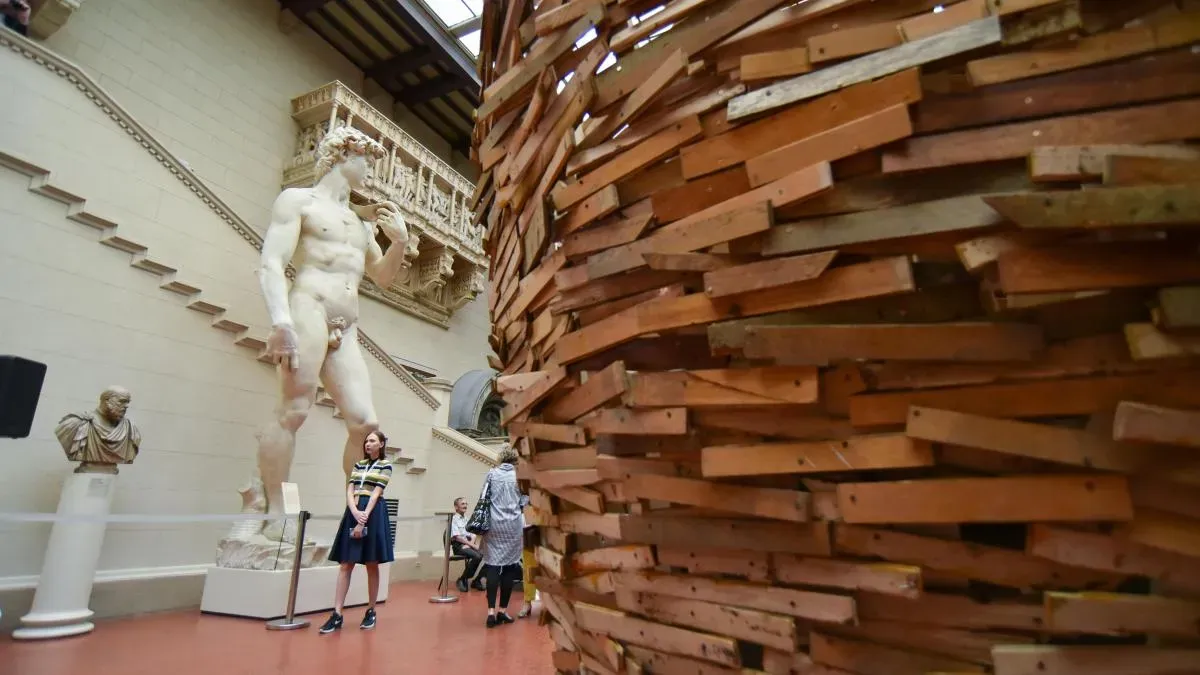 Афиша трансляции Тадаcи Кавамата вьет гнездо на фасаде ГМИИ имени Пушкина