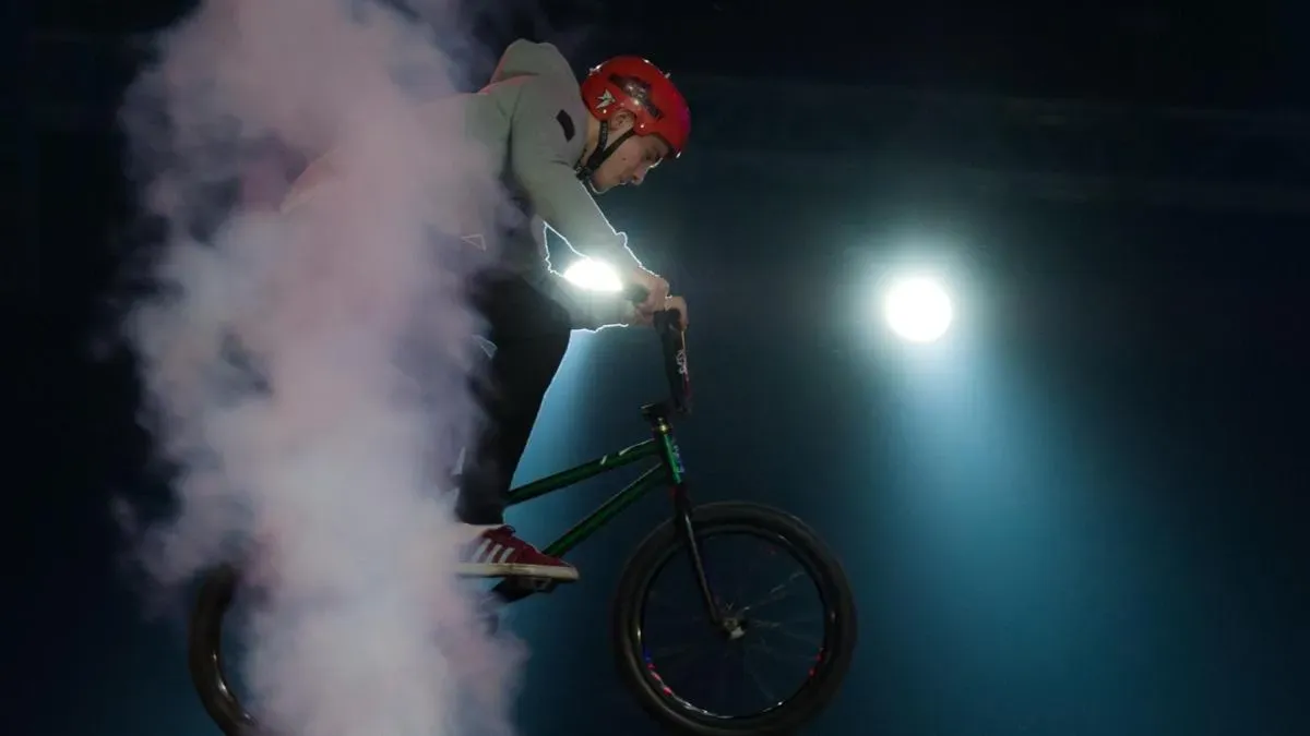 Афиша трансляции Шоу велоэкстремалов на "Стрелке"