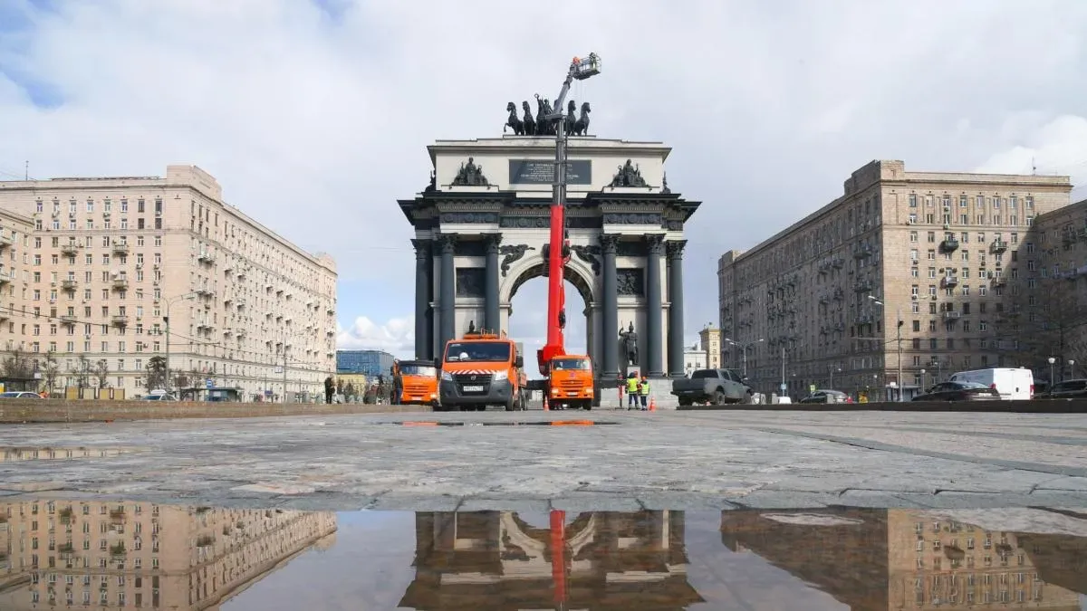 Афиша трансляции Как Триумфальную арку промывают перед наступлением зимы