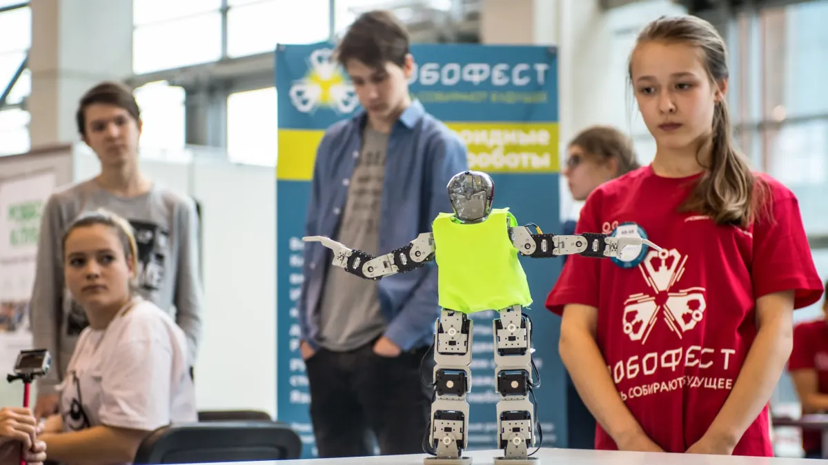 Афиша трансляции Сражение роботов на фестивале "РобоФест"