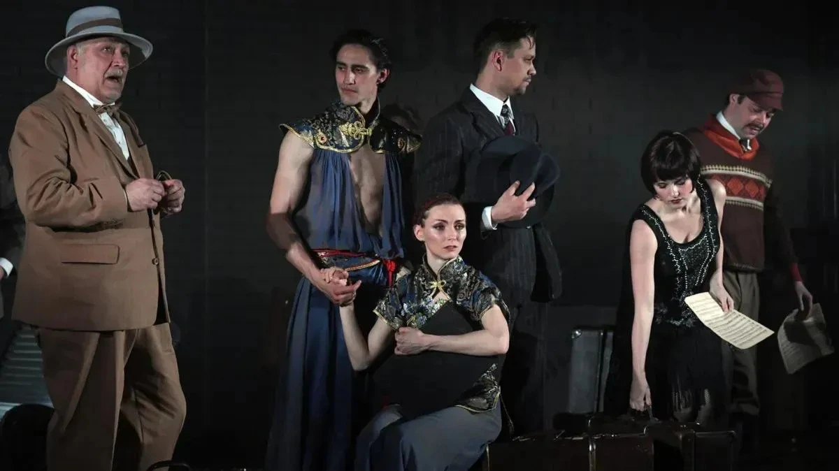 Афиша трансляции "Чужие берега. Противостояние" в постановке Сергея Безруков