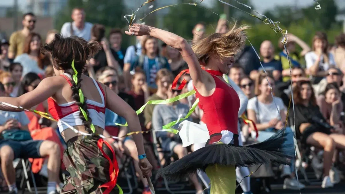 Афиша трансляции Репортаж с фестиваля "Форма" и перформанс Максима Диденко