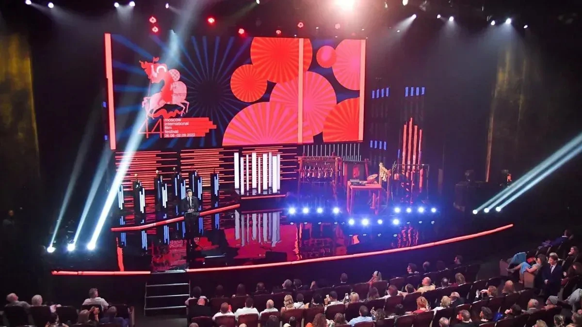 Афиша трансляции Красная ковровая дорожка на закрытии 44-го ММКФ