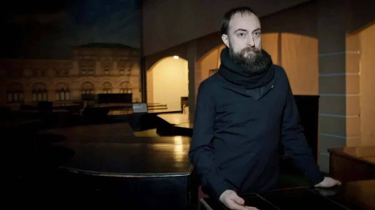 Афиша трансляции Концерт пианиста Петра Айду на Пушкинской набережной