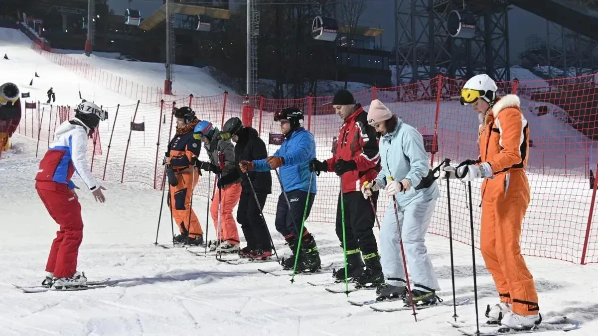 Афиша трансляции Мастер-класс по катанию на лыжах