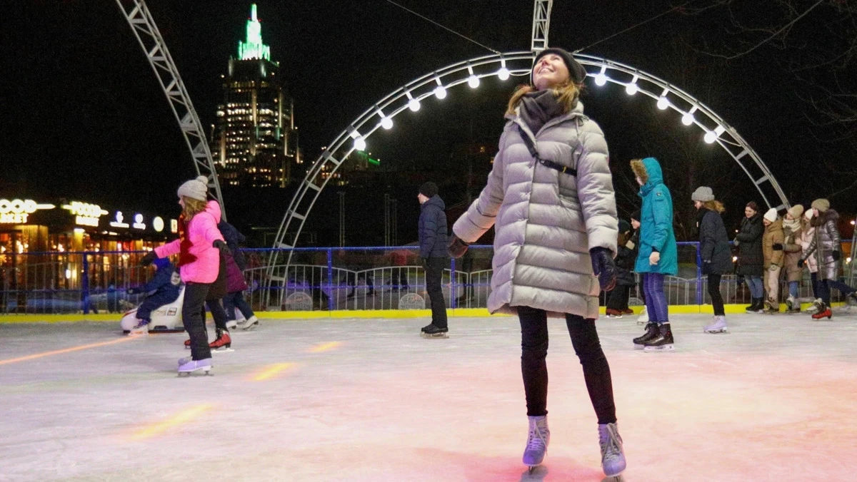 Афиша трансляции "Ночь на катке" в саду "Эрмитаж"