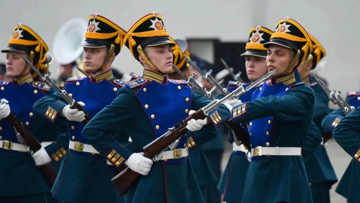 Афиша трансляции Первая в этом сезоне церемонию развода караулов в Кремле