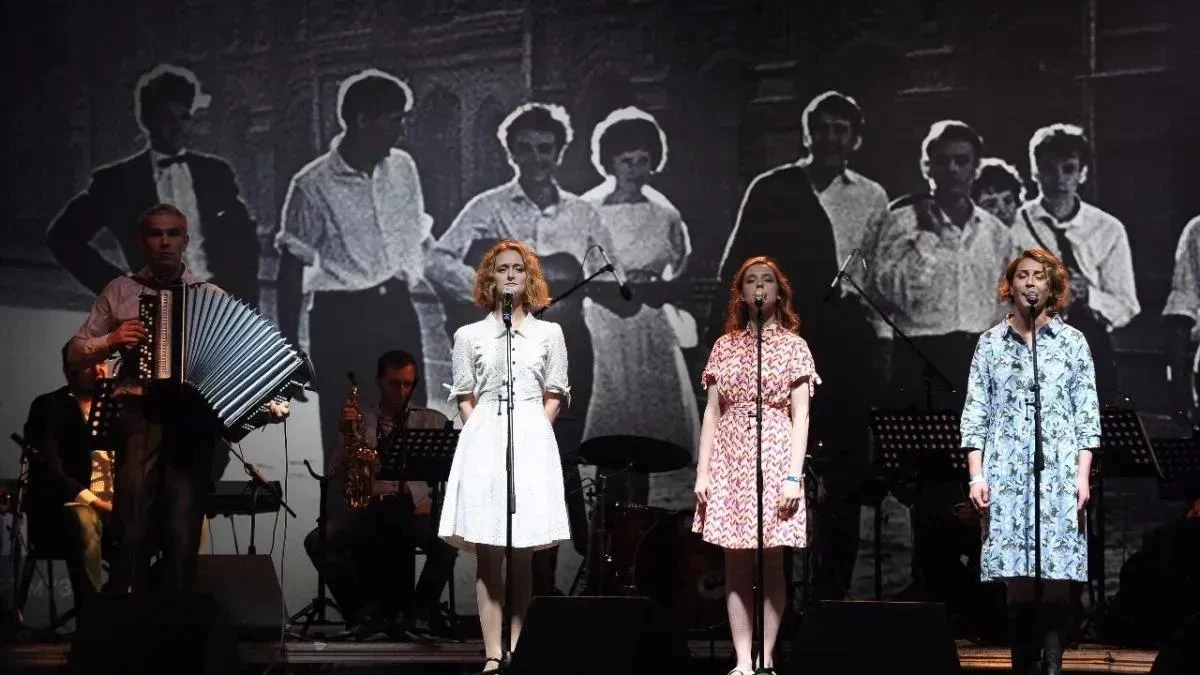 Афиша трансляции Концерт "Шагаю по Москве. Песни оттепели"