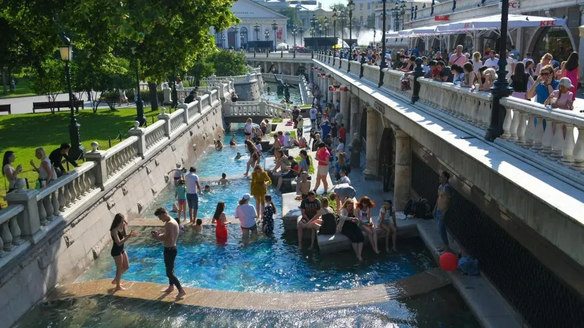 Афиша трансляции Как жители столицы спасаются от аномальной жары