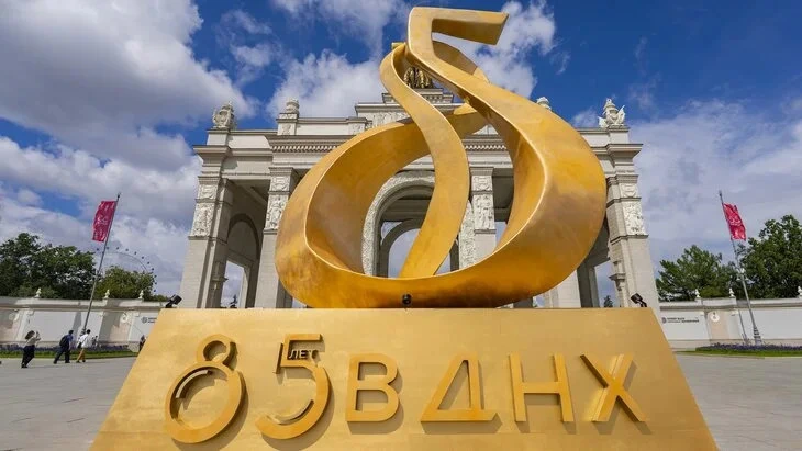 Афиша трансляции 85-летие ВДНХ на площади у Главного входа