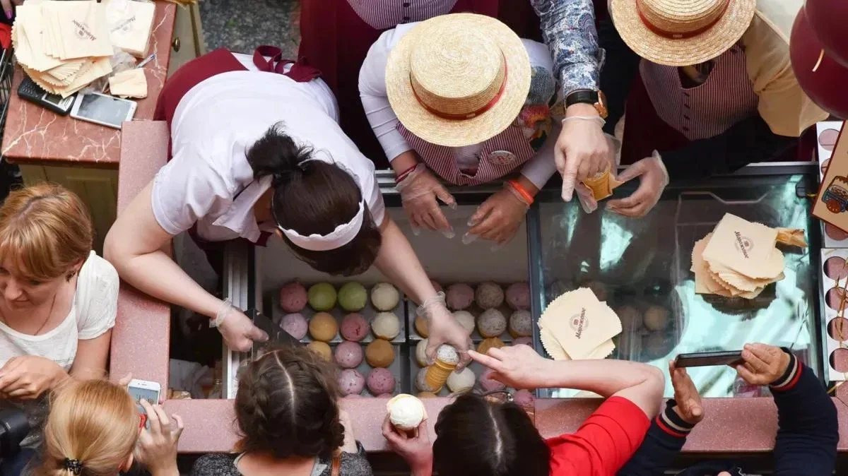 Афиша трансляции Известные артисты раздают мороженое в ГУМе