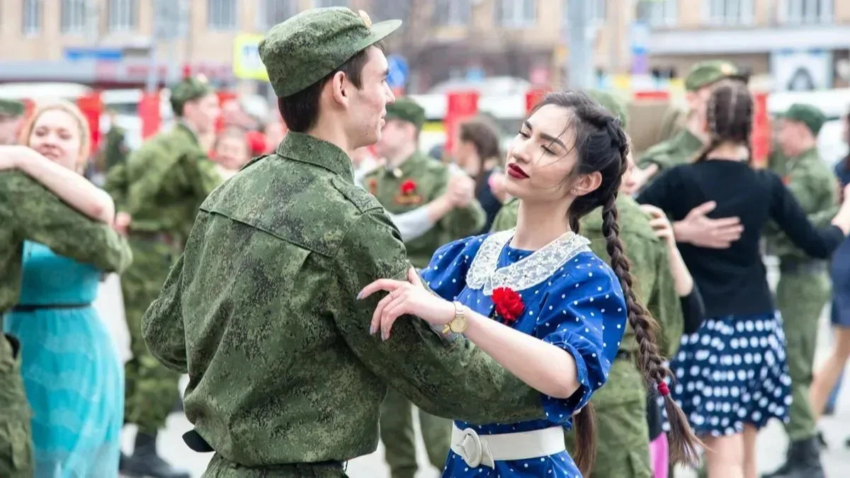 Афиша трансляции Хореографический флешмоб "Вальс Победы" на ВДНХ