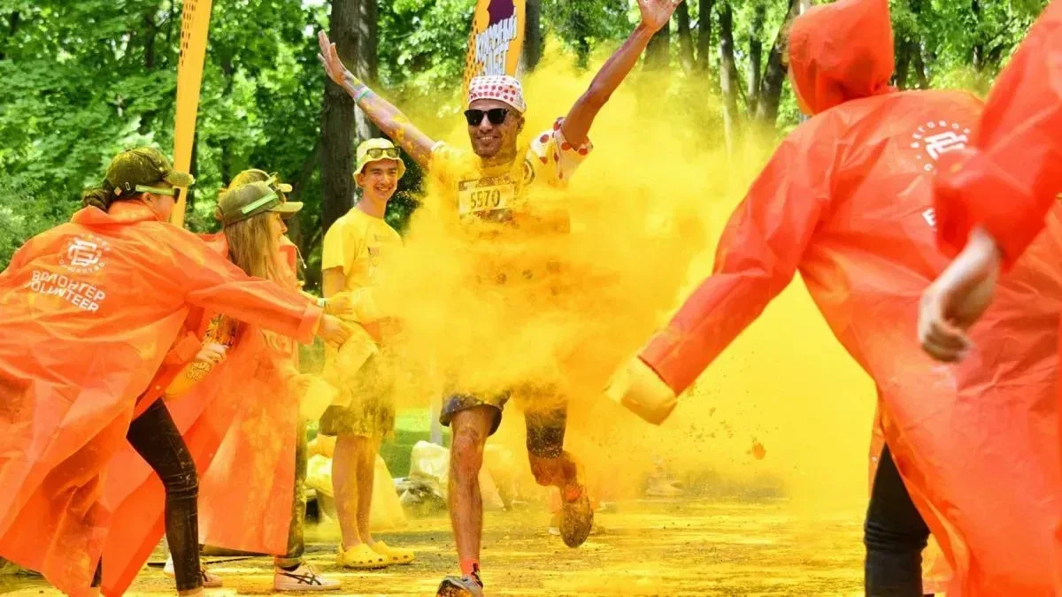 Афиша трансляции "Красочный забег" в "Лужниках"