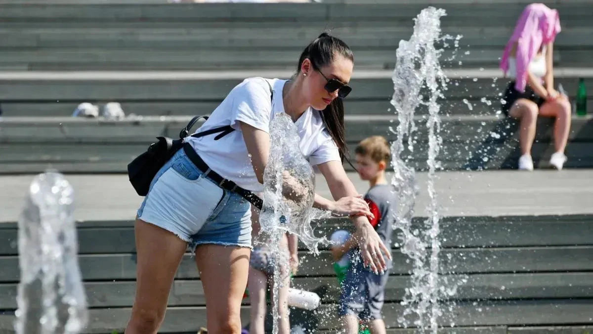 Афиша трансляции Горожане спасаются от жары