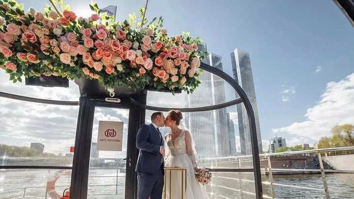 Афиша трансляции Cвадебная церемония на двухпалубном лайнере