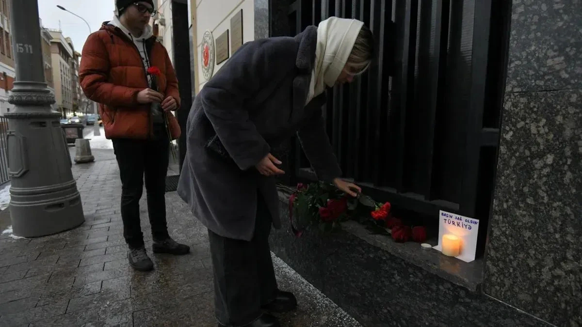 Афиша трансляции Москвичи несут цветы к посольству Турции