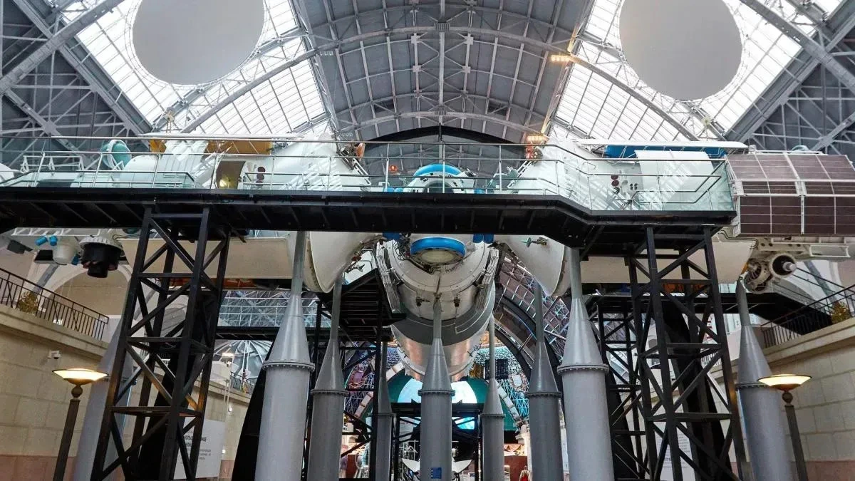 Афиша трансляции Экскурсия по базовому блоку орбитальной станции "Мир"