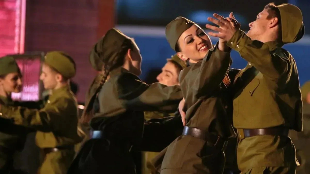 Афиша трансляции Назад в 1945 год. Танцевальный флешмоб ко Дню Победы