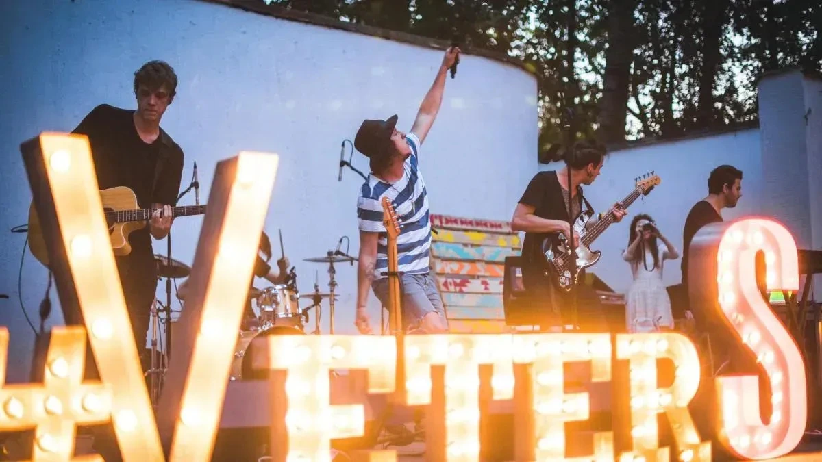 Афиша трансляции Летний концерт молодых групп Dezery и Vanyn