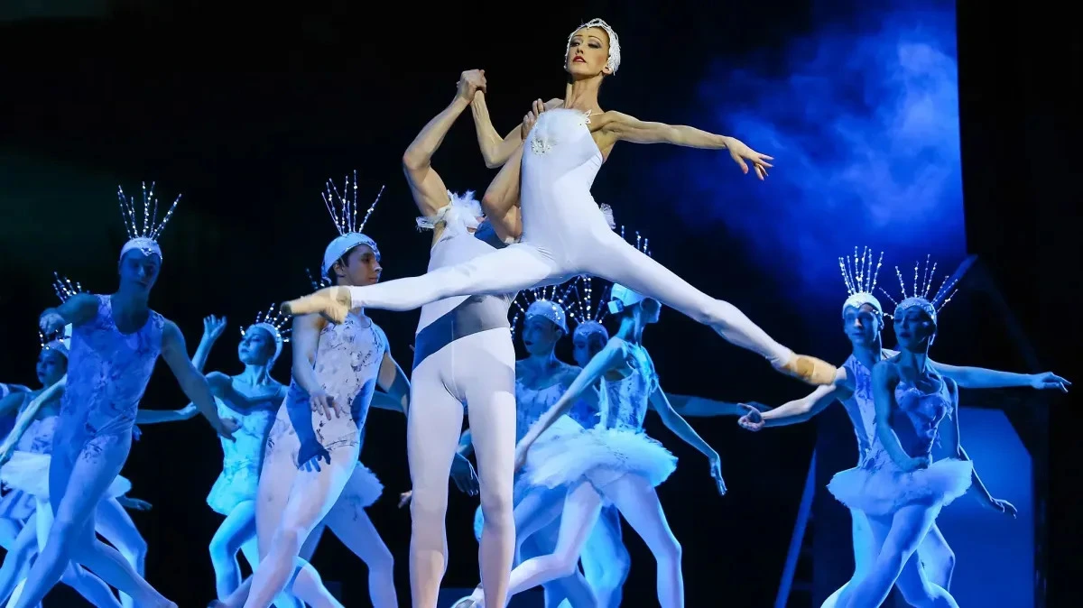 Афиша трансляции Ледовое шоу "Лебединое озеро" на площади Революции