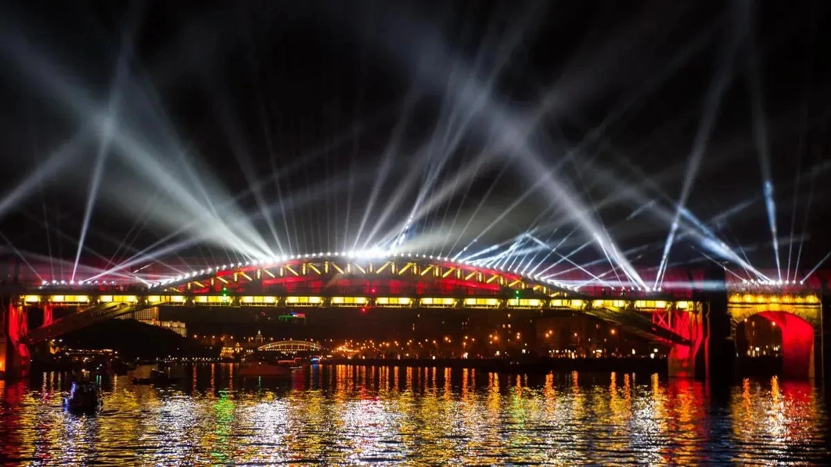 Афиша трансляции Мультимедийное шоу "Река света" на московских берегах 