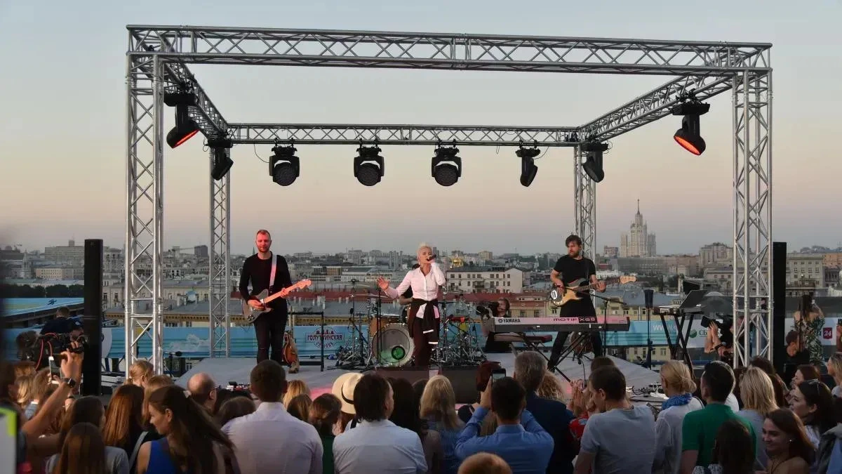 Афиша трансляции МузСалон24: мастер-класс Дианы Арбениной по игре на гитарах 