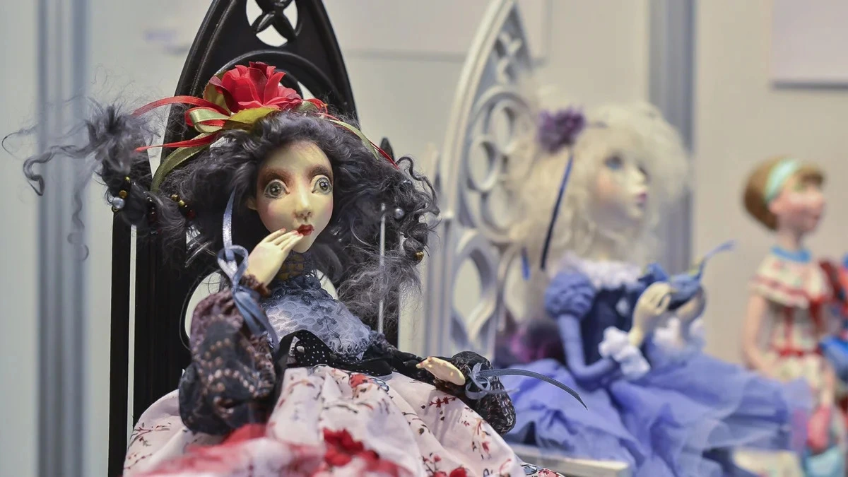 Афиша трансляции Обзор международной выставки "Искусство куклы"