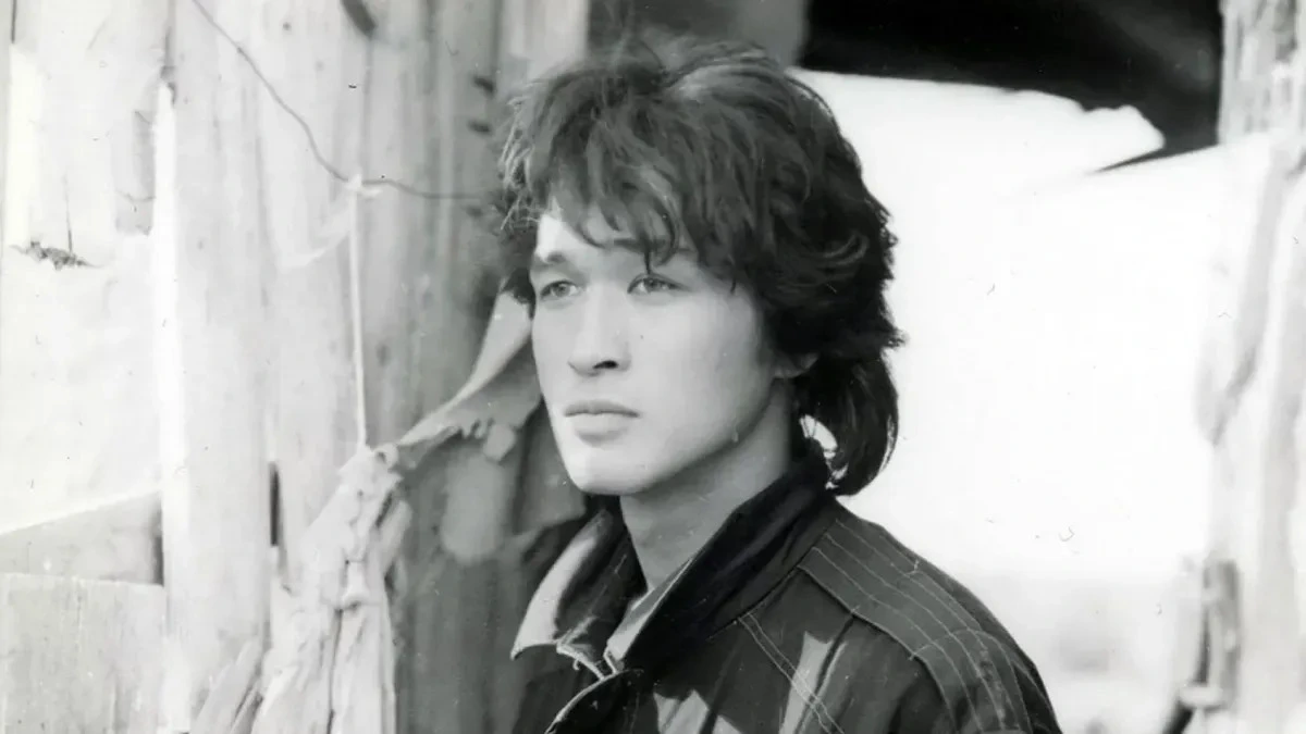 Афиша трансляции Экскурсия по выставке "Виктор Цой. Путь героя"