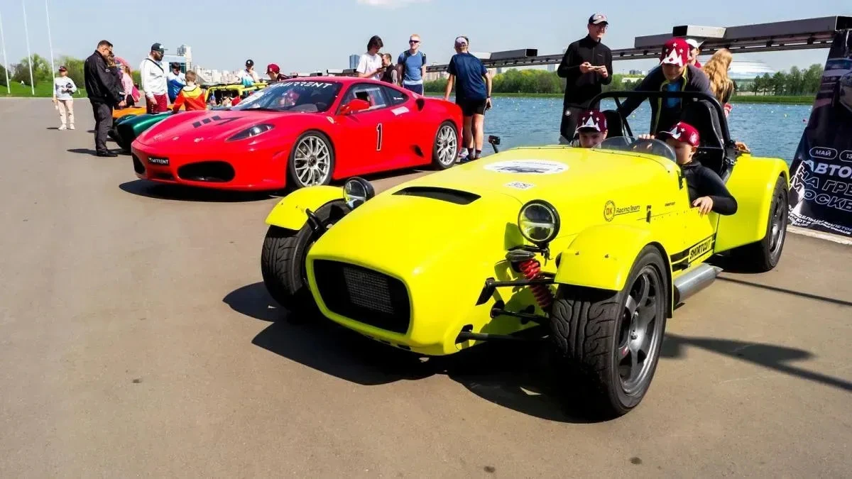 Афиша трансляции Экскурсия по выставке ретроавтомобилей на Гребном канале