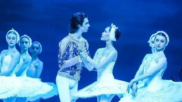 Афиша трансляции "Лебединое озеро" Евгения Плющенко на льду