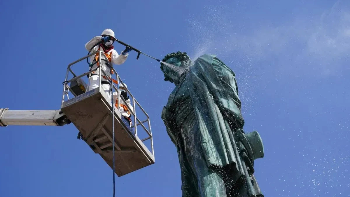 Афиша трансляции Как специалисты промывают памятник Пушкину после зимы