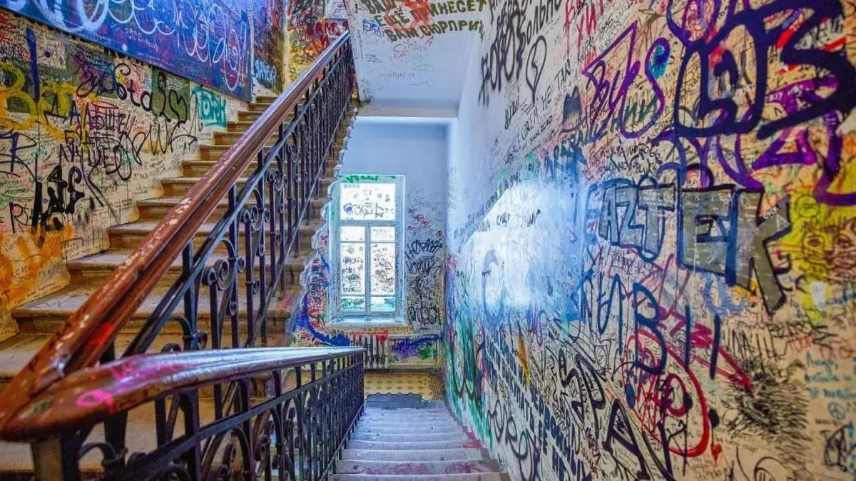 Афиша трансляции Художники расписали стены в музее Булгакова