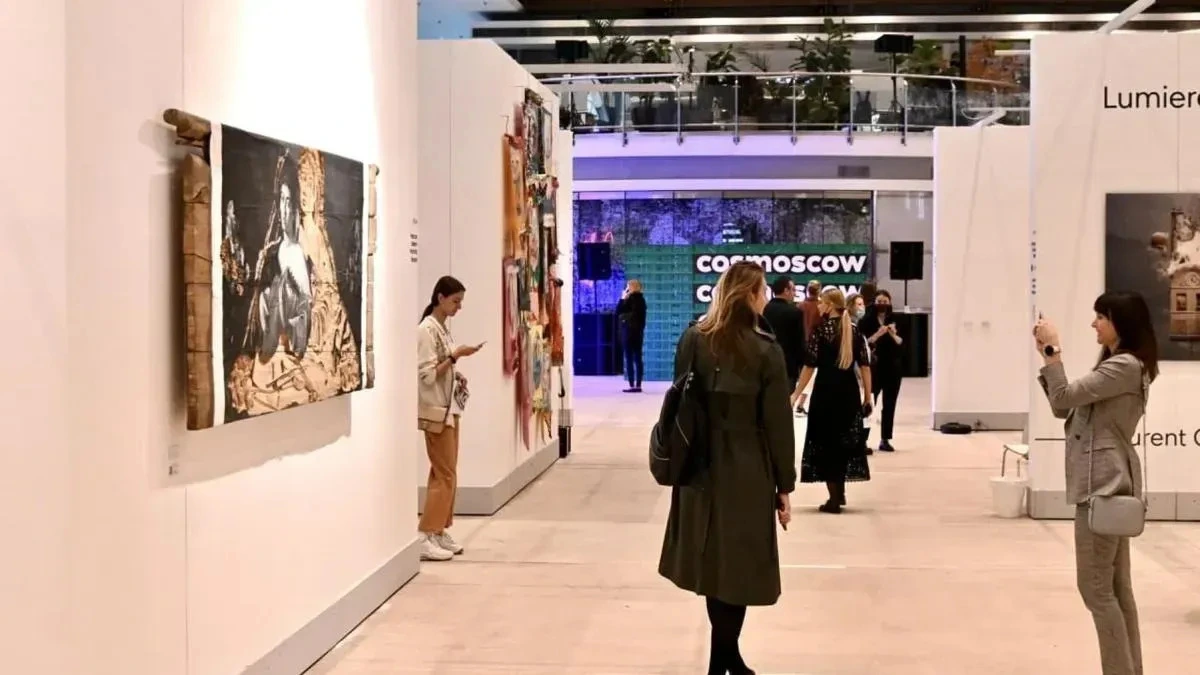 Афиша трансляции Экскурсия по выставке современного искусства Cosmoscow