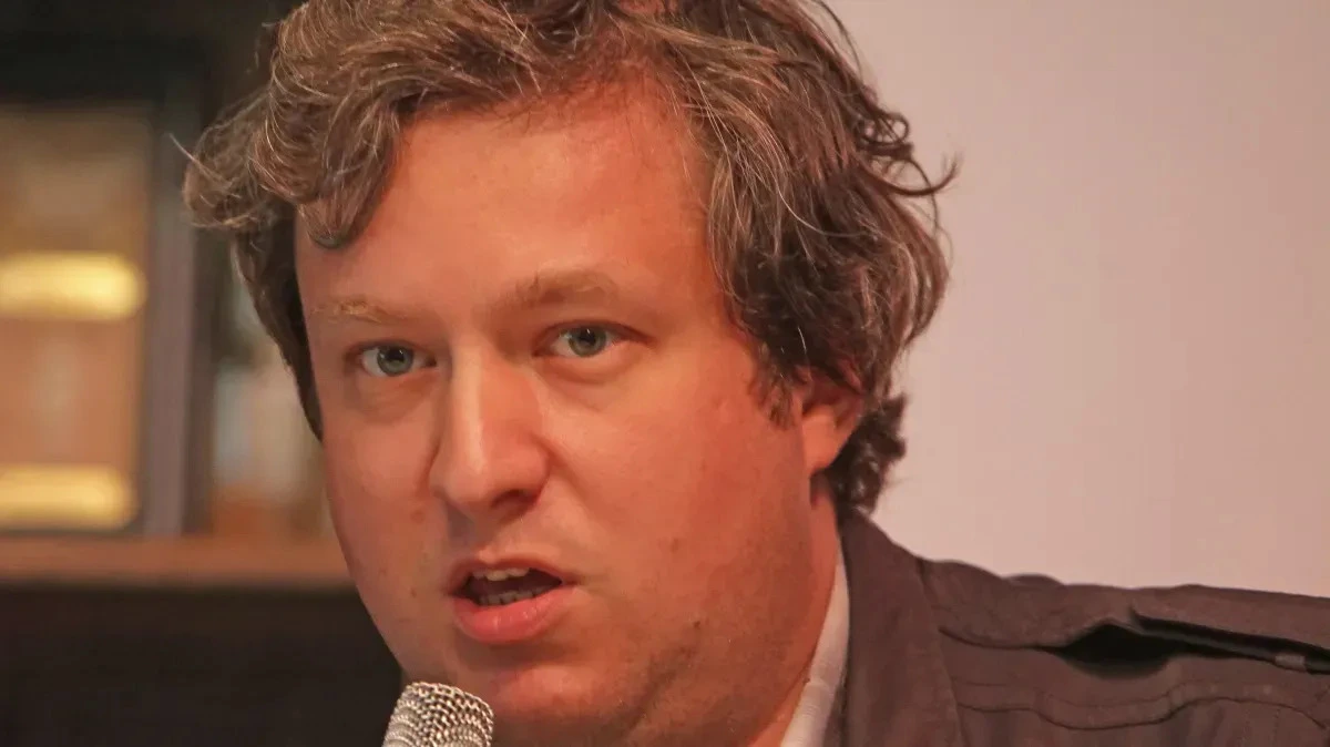 Афиша трансляции Кинокритик Антон Долин читает стихи и  рассказывает о себе