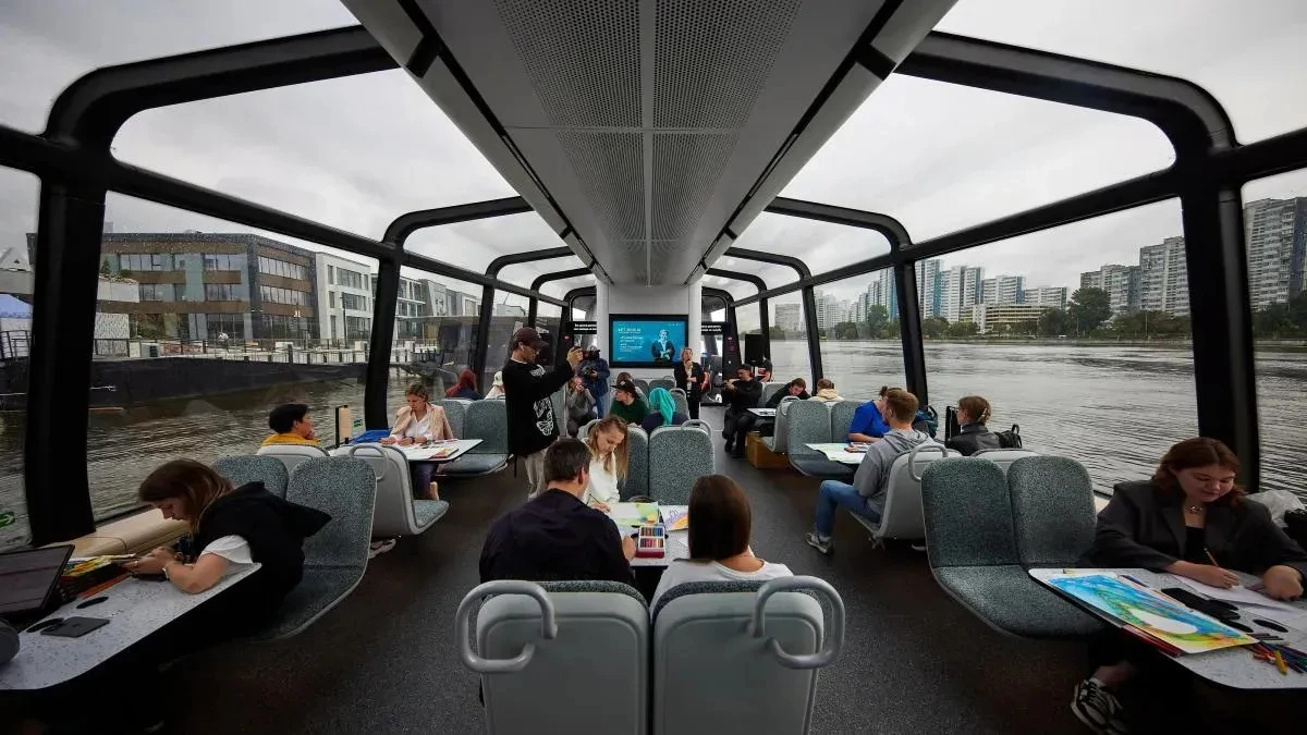 Афиша трансляции "Искусство в метро" на борту электросудна