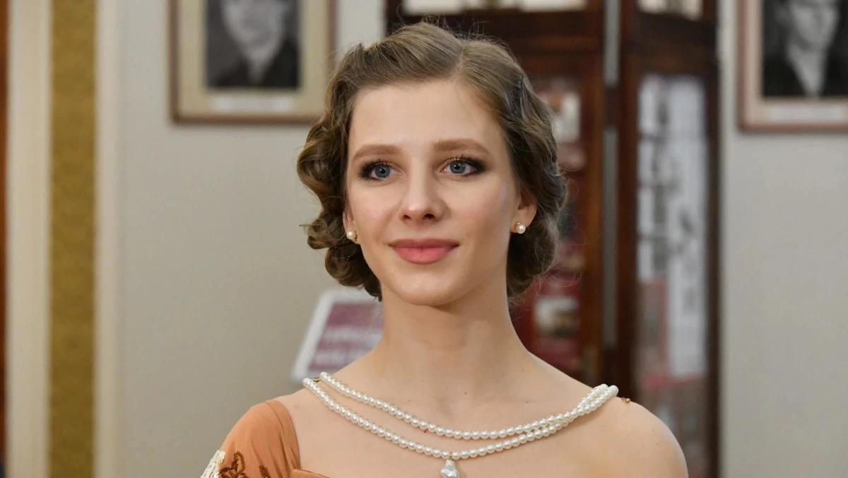 Афиша трансляции Елизавета Арзамасова читает текст "Тотального диктанта"