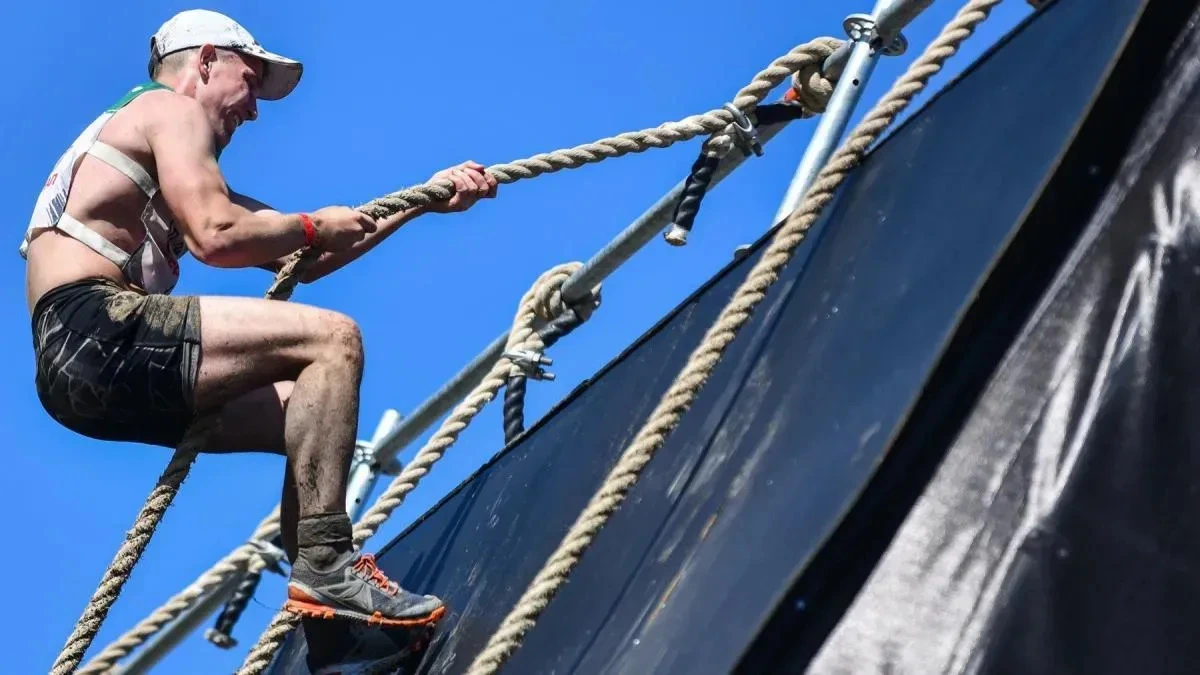 Афиша трансляции "Гонка героев" на полигоне "Алабино"