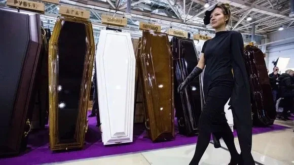 Афиша трансляции Дефиле траурной моды на выставке "Некрополь-Tanexpo"